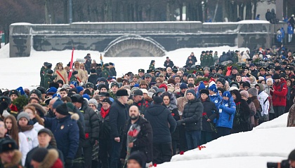 Память жителей и защитников Ленинграда почтили на Пискаревском кладбище